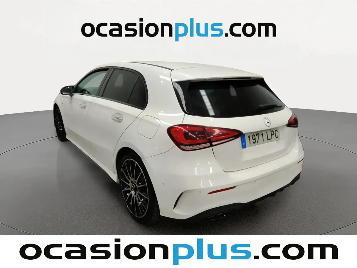 Käytetty Mercedes A180 AMG 116 HP (85 kW) 2021 Valkoinen Viistoperä