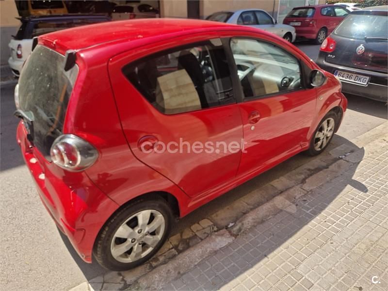 Usado Toyota Aygo City 68 CV (50 kW) 2013 Rojo Utilitario