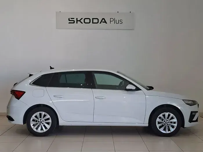 Usado Skoda Scala Selection 116 CV (85 kW) 2025 Blanco Utilitario