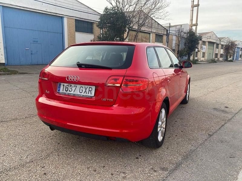 Usado Audi A3 Attraction 105 CV (77 kW) 2011 Rojo Utilitario