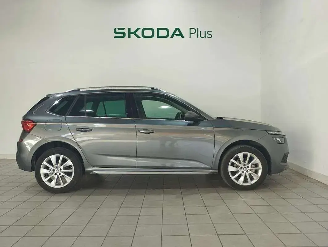 Usado Skoda Kamiq Style 110 CV (80 kW) 2022 Gris SUV