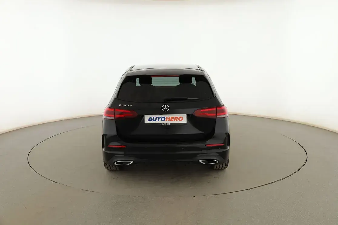 Usado Mercedes B180 AMG line 116 CV (85 kW) 2022 Negro Utilitario