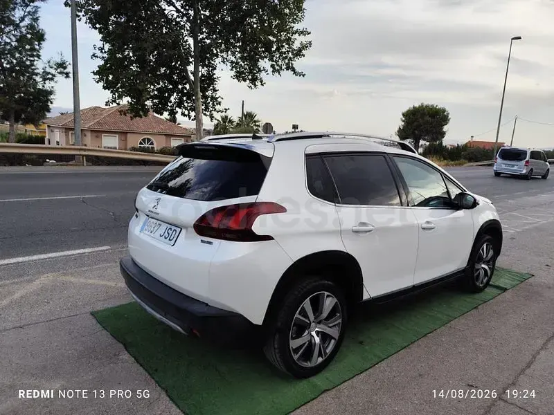 Usado Peugeot 2008 Allure 120 CV (88 kW) 2016 Blanco SUV