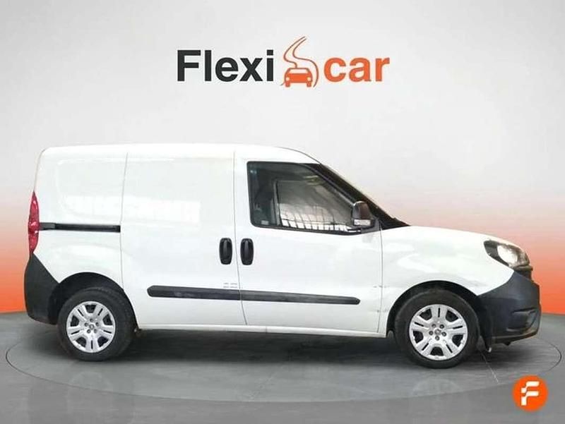 Usado Fiat Doblò 105 CV (77 kW) 2022 Blanco Monovolumen