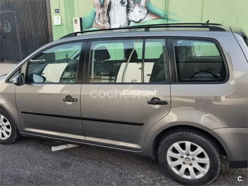 Usado VW Touran Edition 105 CV (77 kW) 2010 Gris / plata Monovolumen