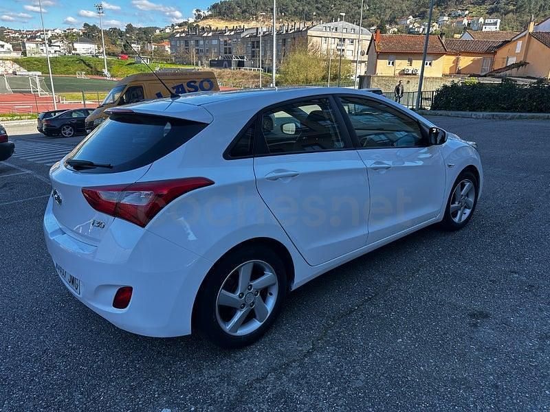 Usado Hyundai i30 Style 136 CV (100 kW) 2016 Blanco Berlina