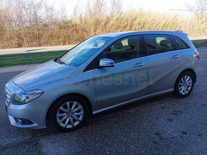 Usado Mercedes B180 116 CV (85 kW) 2012 Gris / plata Monovolumen