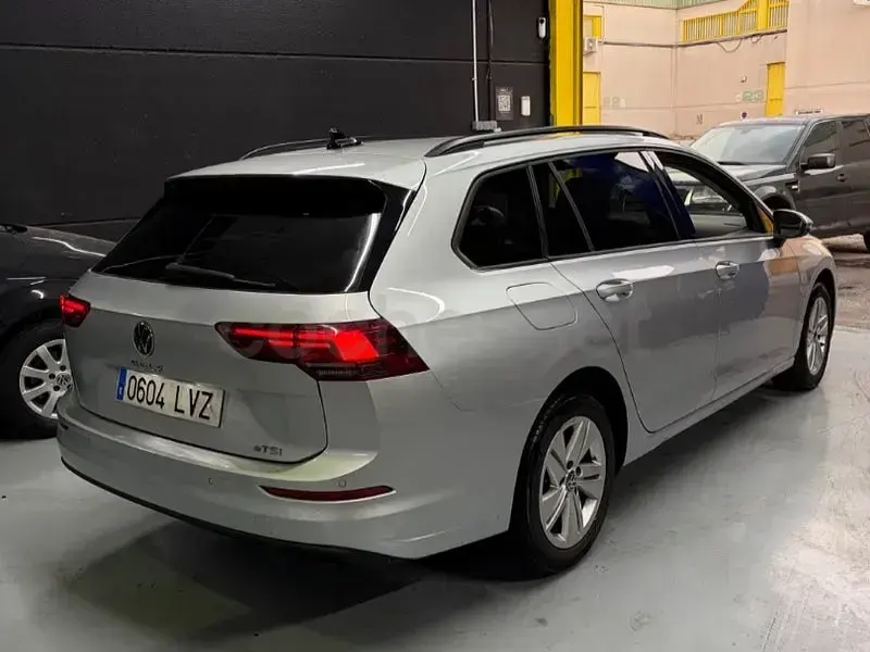 Usado VW Golf VIII Life 110 CV (80 kW) 2022 Gris / plata Familiar