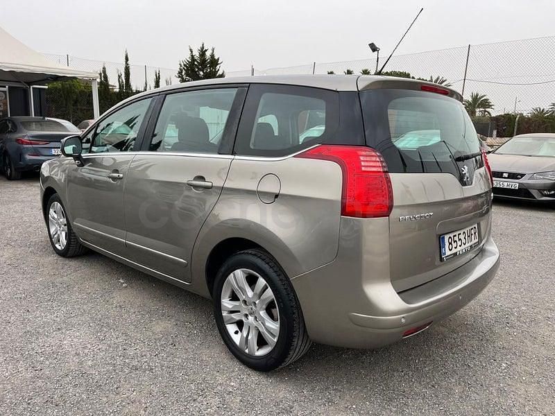 Usado Peugeot 5008 Premium 112 CV (82 kW) 2011 Beige Monovolumen