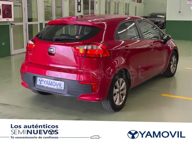Usado Kia Rio 84 CV (61 kW) 2017 Rojo Berlina