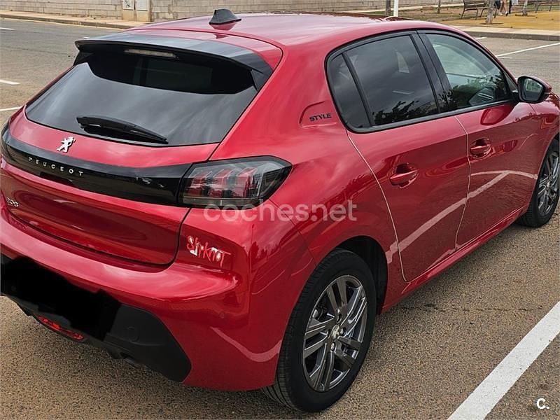 Usado Peugeot 208 Style 100 CV (73 kW) 2021 Granate Utilitario