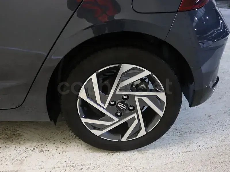 Usado Hyundai i20 100 CV (73 kW) 2025 Gris / plata Utilitario