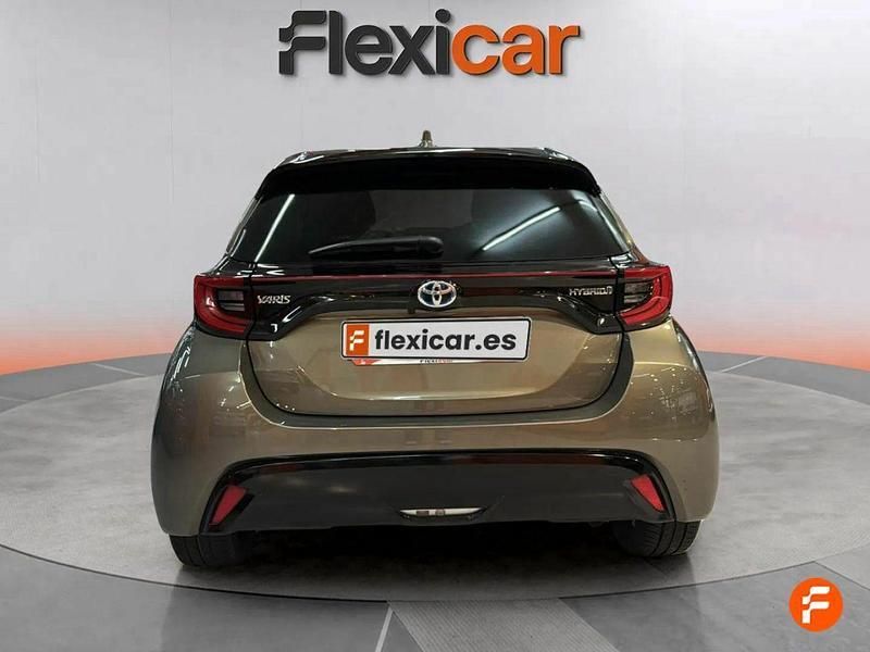 Usado Toyota Yaris Hybrid Active 116 CV (85 kW) 2021 Gris / plata Berlina