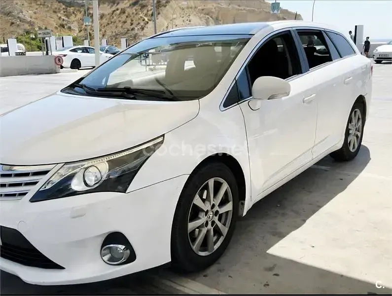 Usado Toyota Avensis Advance 124 CV (91 kW) 2012 Blanco Familiar