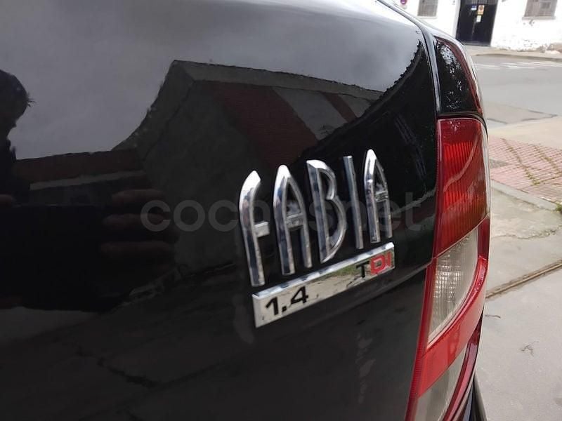 Usado Skoda Fabia Fresh 75 CV (55 kW) 2004 Negro Berlina