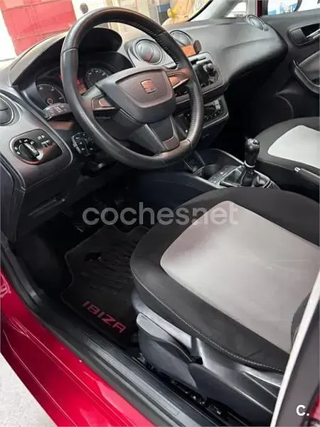 Usado Seat Ibiza Style 90 CV (66 kW) 2012 Rojo Berlina