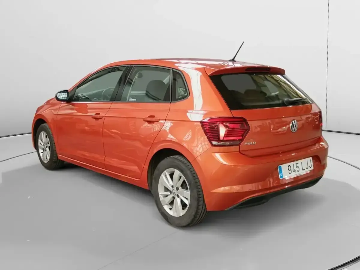 Usado VW Polo Advance 95 CV (69 kW) 2020 Naranja Berlina
