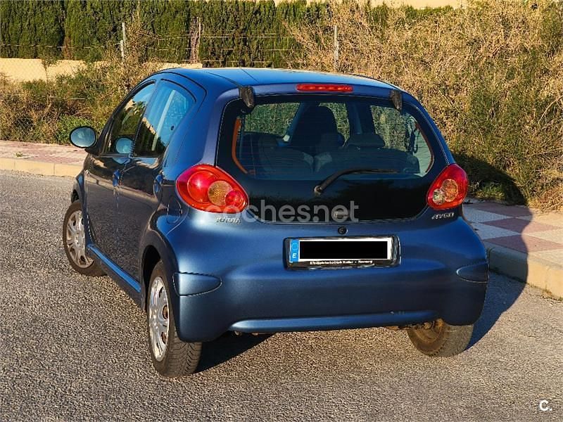 Usado Toyota Aygo 68 CV (50 kW) 2008 Azul Utilitario