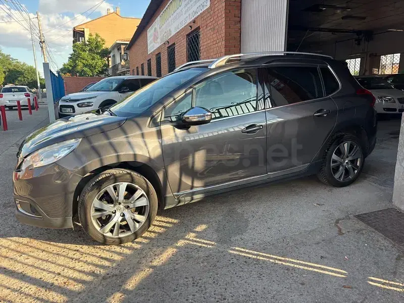 Usado Peugeot 2008 Allure 120 CV (88 kW) 2016 Gris / plata SUV