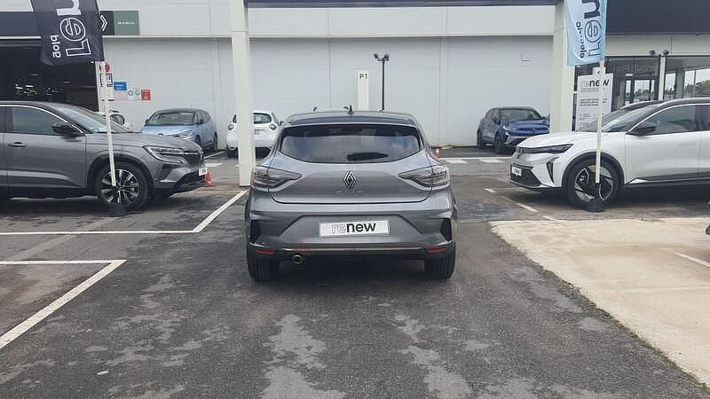 Begagnad Renault Clio V Techno 90 HK (66 kW) 2024 Grå Sedan