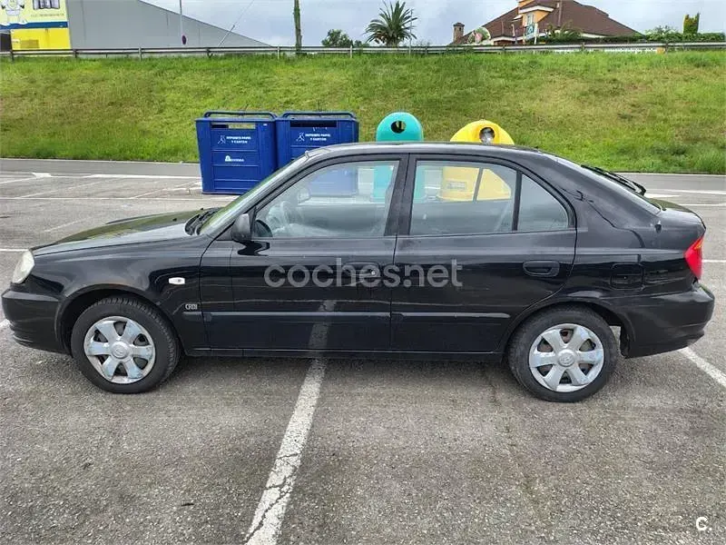 Usado Hyundai Accent 81 CV (59 kW) 2006 Negro Berlina