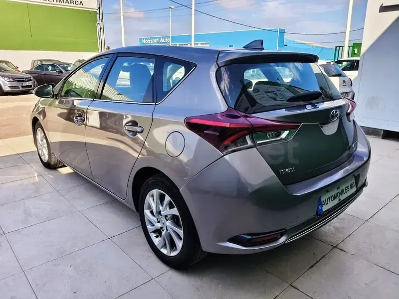 Usado Toyota Auris Business Edition 116 CV (85 kW) 2016 Beige Berlina