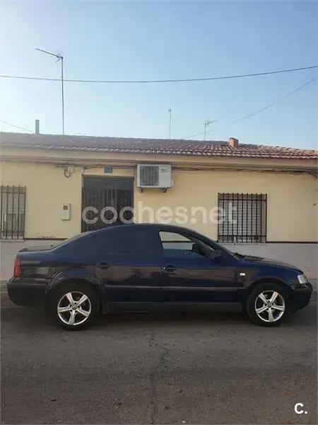 Usado VW Passat Comfortline 130 CV (95 kW) 2000 Azul Berlina