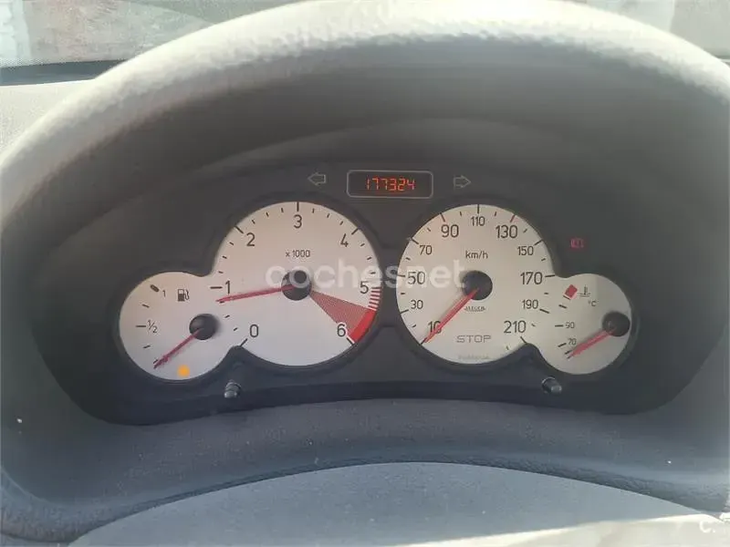 Usado Peugeot 206 70 CV (51 kW) 2005 Gris / plata Berlina