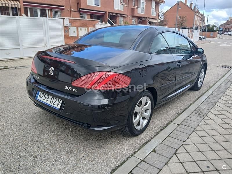 Usado Peugeot 307 CC 110 CV (80 kW) 2006 Negro Descapotable