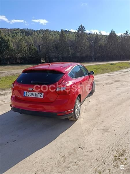 Usado Ford Focus Trend 105 CV (77 kW) 2011 Rojo Berlina