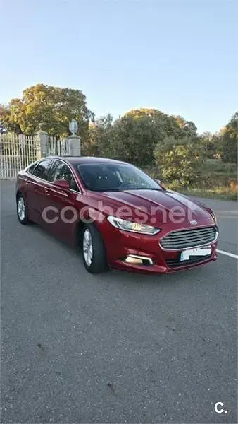 Usado Ford Mondeo Trend 160 HP (117 kW) 2017 Vermelho Sedan