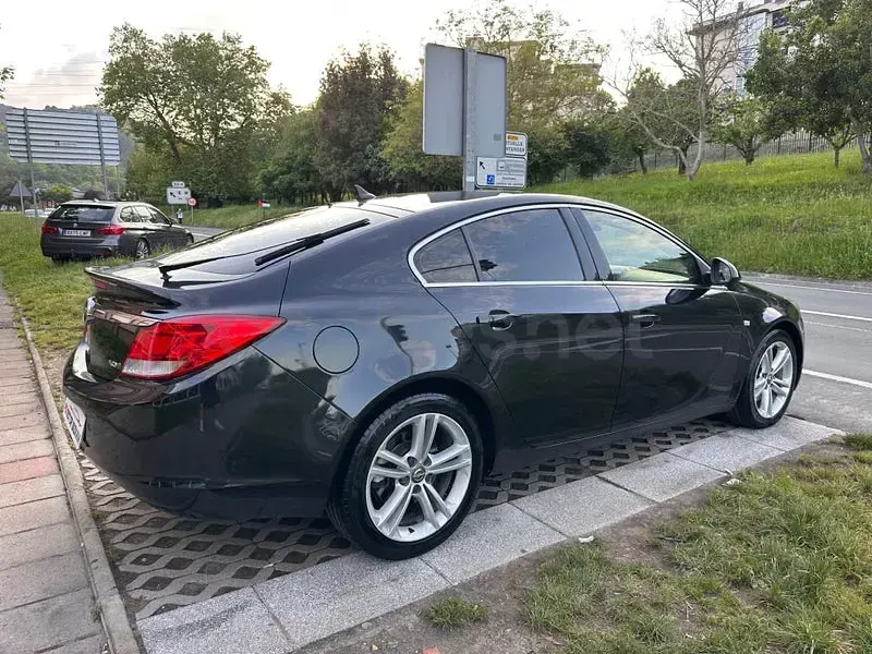 Usado Opel Insignia Selective 160 CV (117 kW) 2012 Negro Berlina