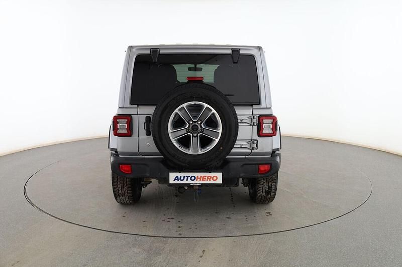 Usado Jeep Wrangler Unlimited Sahara 200 CV (147 kW) 2019 Plata SUV