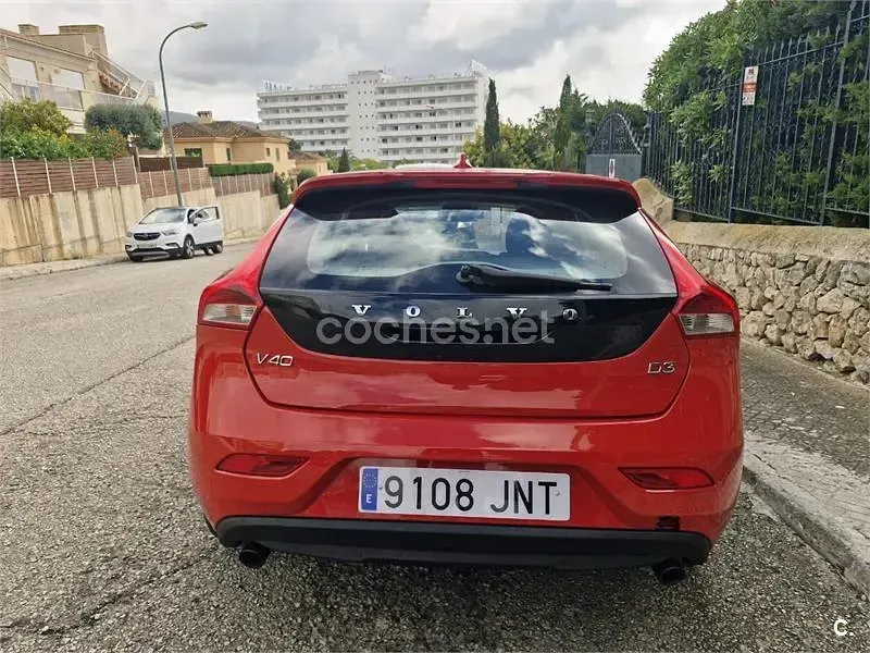 Usado Volvo V40 R-Design Momentum 150 CV (110 kW) 2016 Rojo Berlina