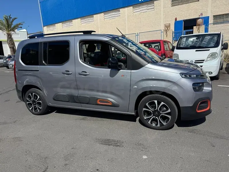 Usado Citroën Berlingo Shine 100 CV (73 kW) 2018 Gris / plata Monovolumen