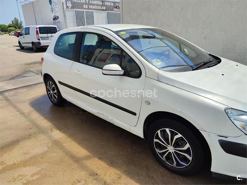Usado Peugeot 307 110 CV (80 kW) 2001 Blanco Berlina
