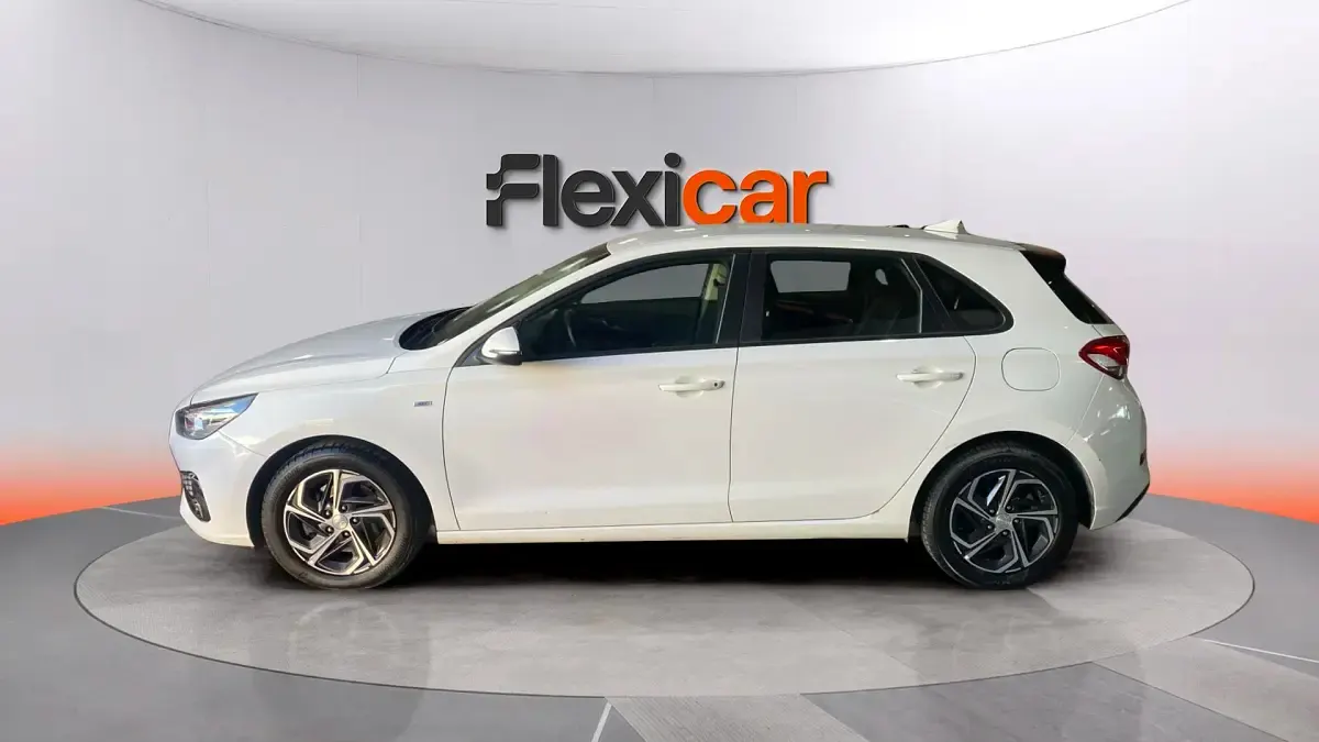 Usado Hyundai i30 120 CV (88 kW) 2022 Verde Berlina