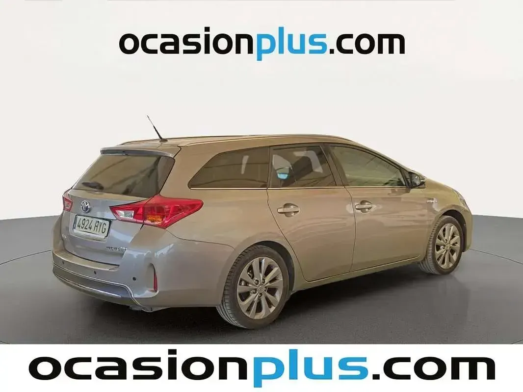 Usado Toyota Auris Touring Sports Active 136 CV (100 kW) 2014 Marrón Familiar