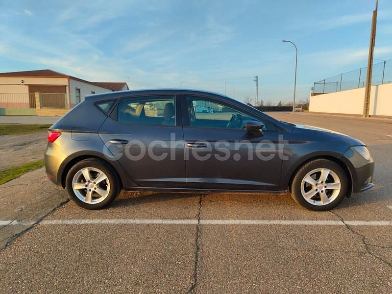 Usado Seat Leon Reference 105 CV (77 kW) 2014 Gris / plata Berlina