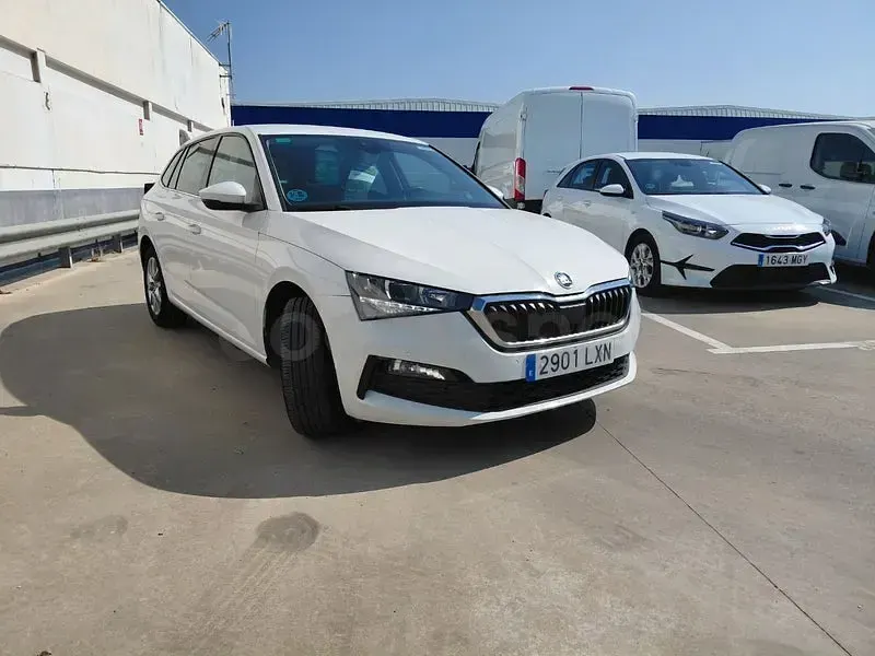 Usado Skoda Scala Active 110 CV (80 kW) 2022 Blanco Utilitario