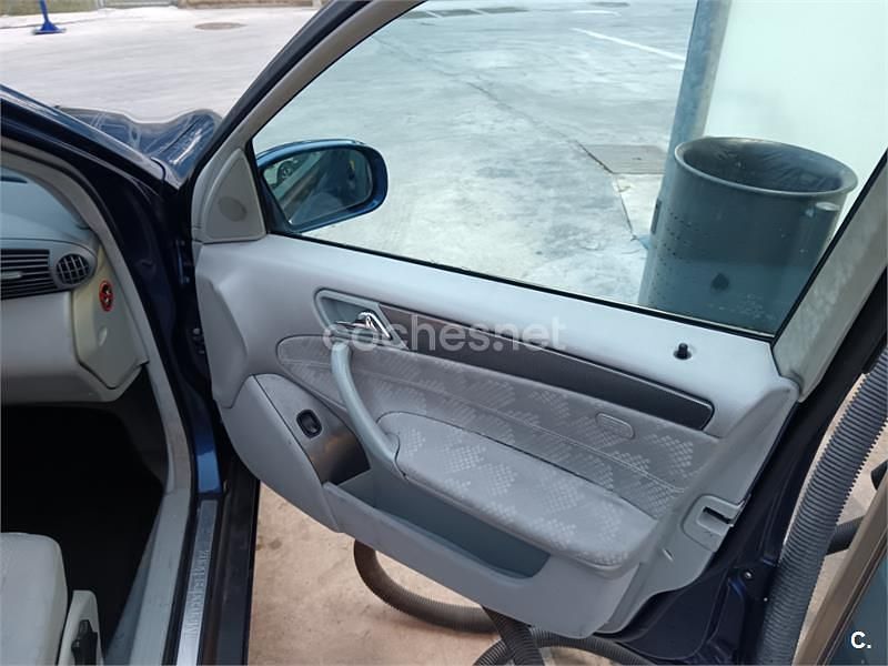 Usado Mercedes C220 Avantgarde 143 CV (105 kW) 2002 Azul Berlina