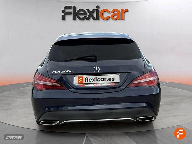 Usado Mercedes CLA200 Shooting Brake 136 CV (100 kW) 2018 Azul Familiar