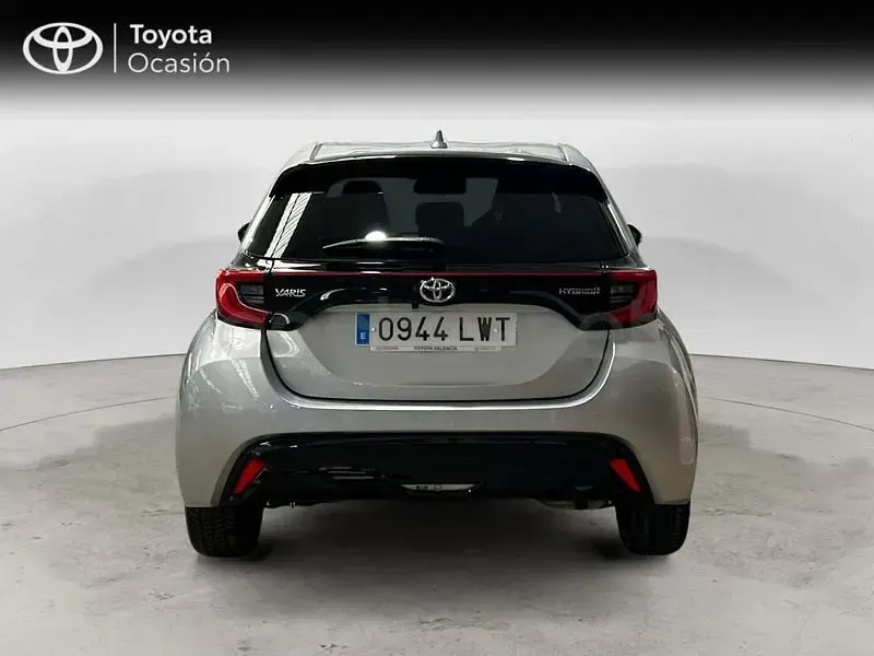 Usado Toyota Yaris Hybrid Active 116 CV (85 kW) 2022 Gris / plata Berlina