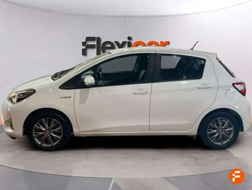 Usado Toyota Yaris Hybrid Active 99 CV (72 kW) 2019 Blanco Utilitario