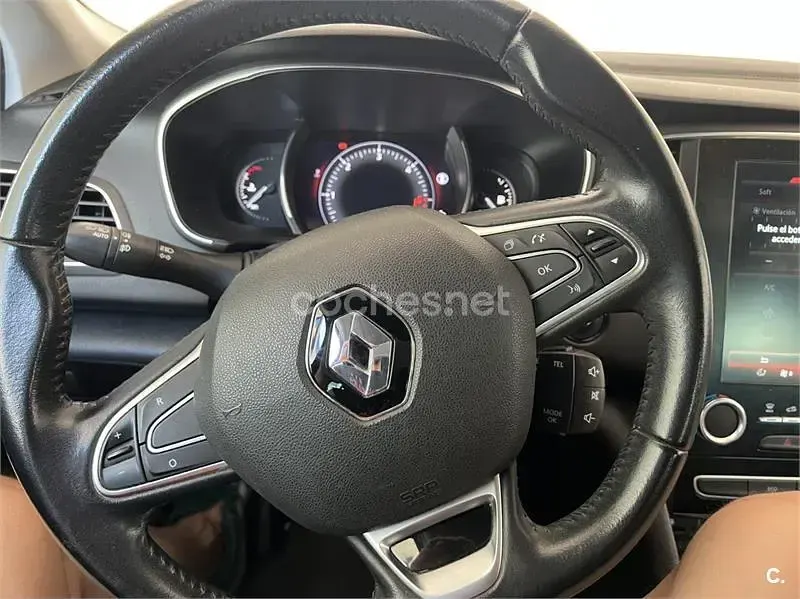 Usado Renault Mégane Zen 110 CV (80 kW) 2017 Rojo Berlina