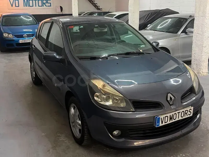 Usado Renault Clio II Dynamique 100 CV (73 kW) 2006 Gris / plata Berlina