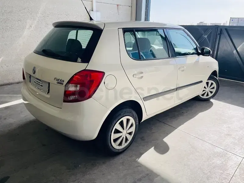 Usado Skoda Fabia 60 CV (44 kW) 2010 Blanco Berlina