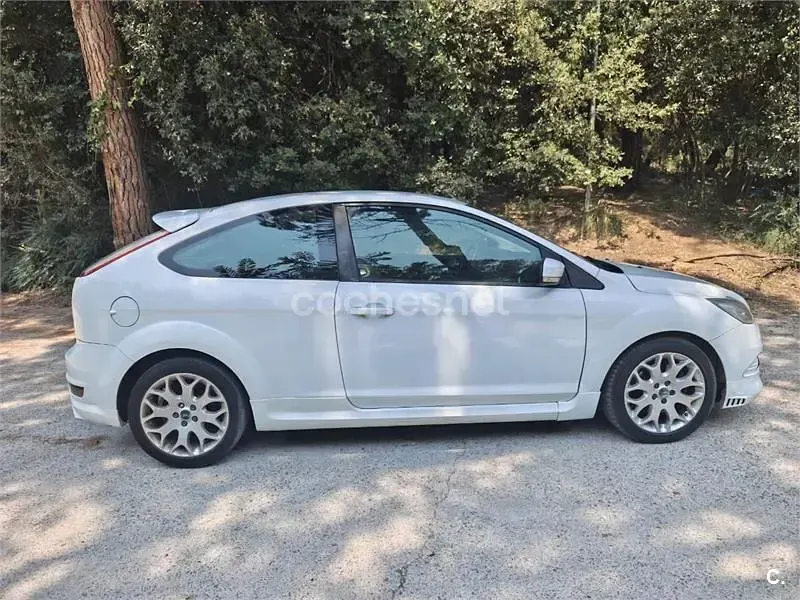 Usado Ford Focus Trend 115 CV (84 kW) 2010 Blanco Berlina