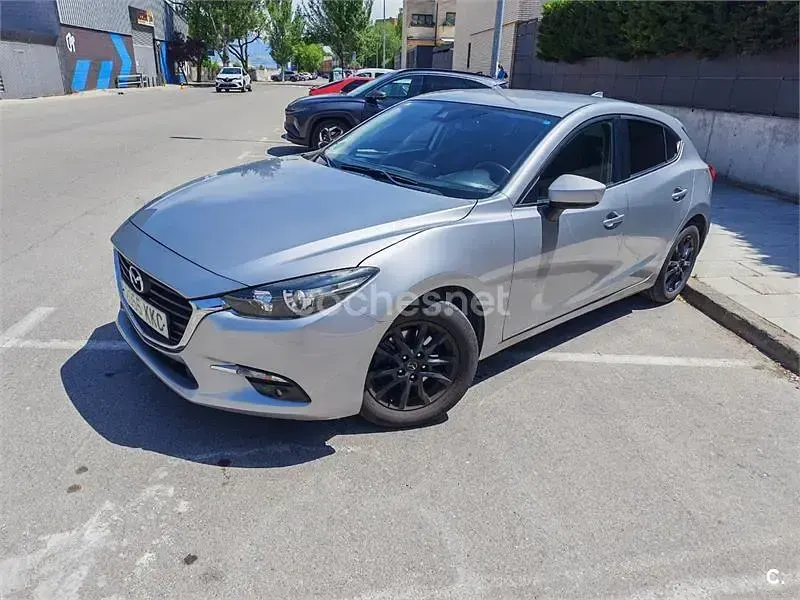 Usado Mazda 3 120 CV (88 kW) 2018 Gris / plata Berlina