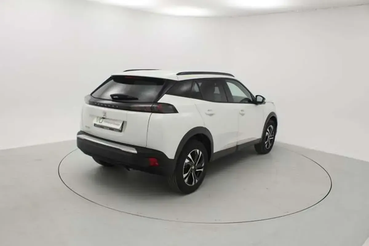Usado Peugeot 2008 Allure 101 CV (74 kW) 2023 Plateado SUV